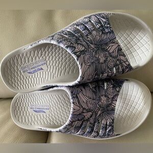 Skechers go recover Archie Women's Mules - Purple and White Floral
